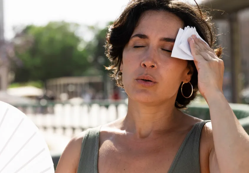 Menopausa no verão intensifica sintomas e exige cuidados para amenizar desconfortos, alerta especialista